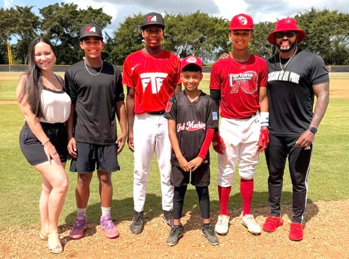 Ministro a bishita hobennan ta train pa Baseball na Republica Dominicana