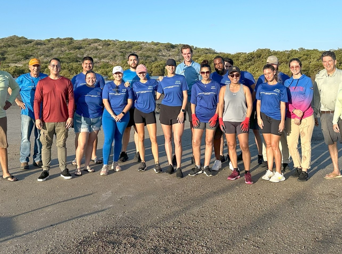 Bucuti y Tara a uni cu Aruba Conservation Foundation pa conservacion di mata di Mangel durante Juli