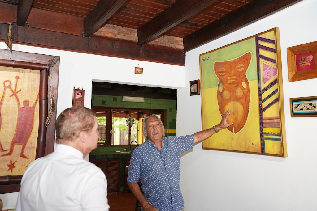 Prome Minister Mike Eman a bishita galeria Etnia Nativa