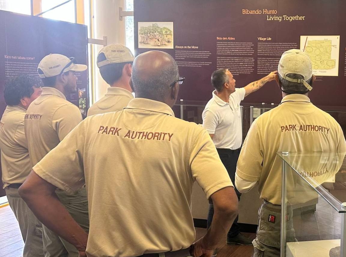CEO di Aruba Conservation Foundation cu sentimento di gratitud pa tur park ranger