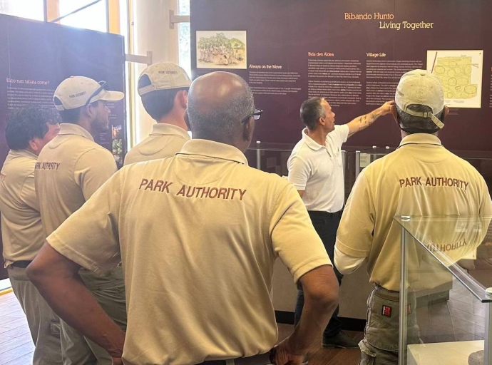 CEO di Aruba Conservation Foundation cu sentimento di gratitud pa tur park ranger