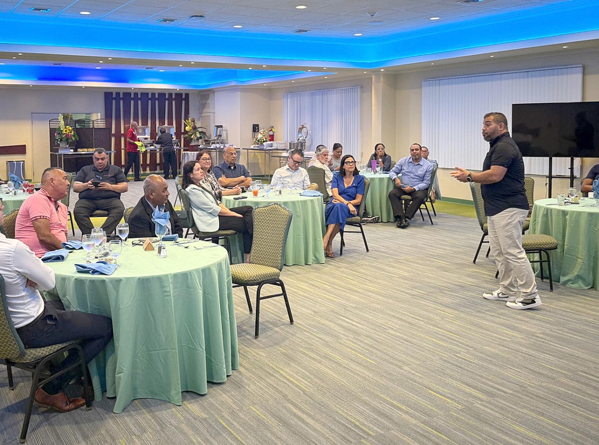 Miembronan di Kiwanis Club of Aruba a ricibi presentacion di Radioterapia y Oncologia di ImSan