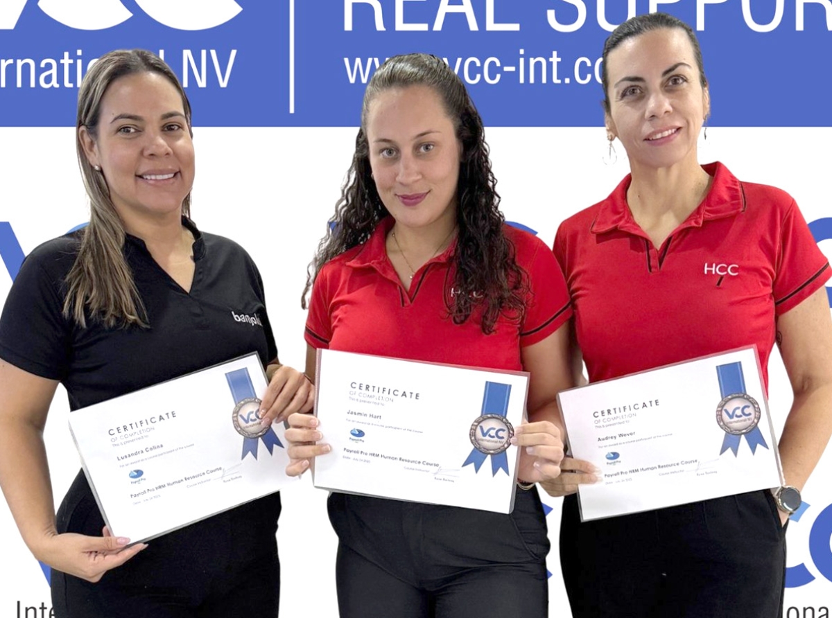 Tres profesional mas a gradua pa curso di Human Resources