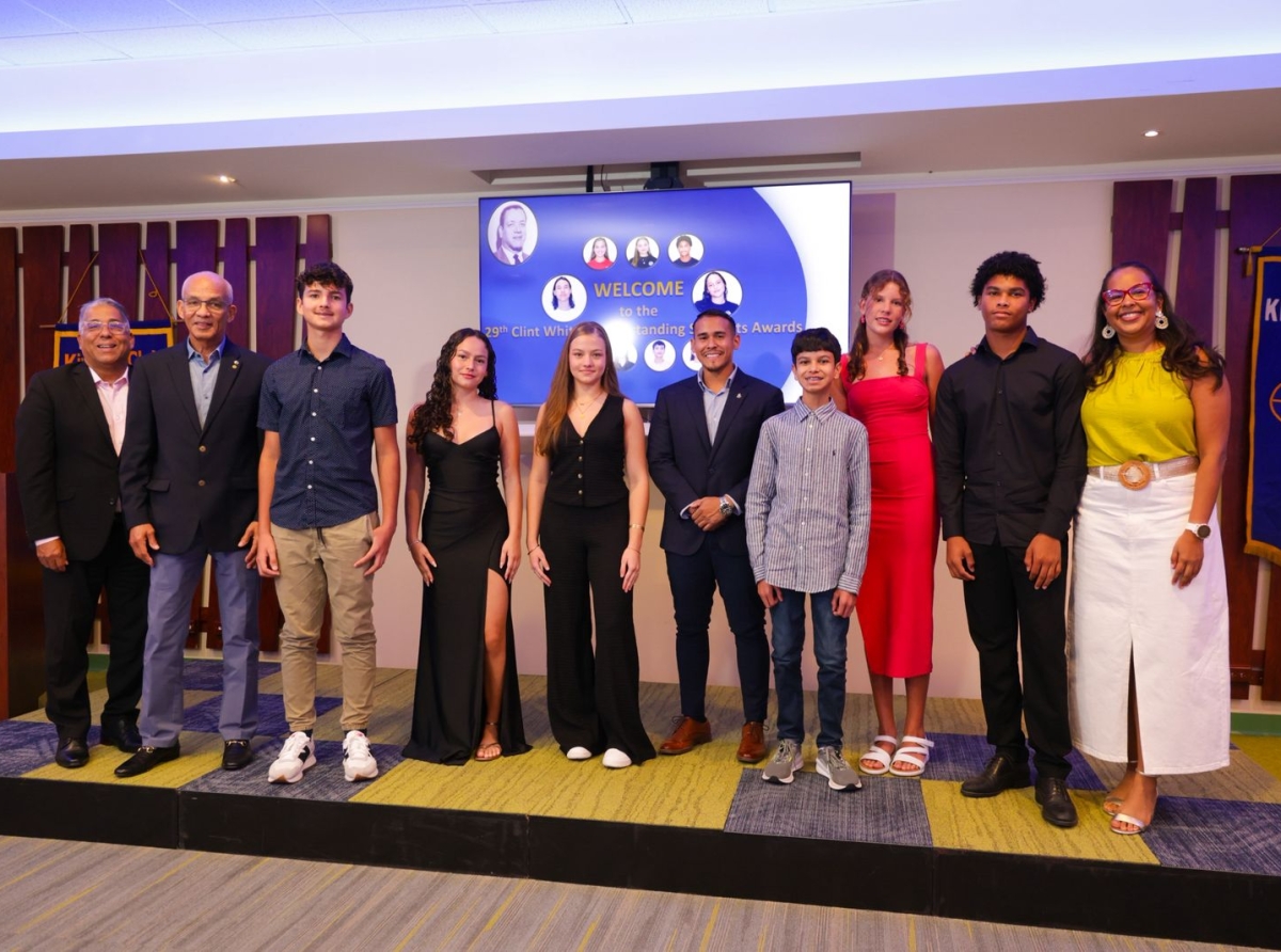 Nomber di studiantenan cu a ricibi Clint Whitfield Outstanding Student Awards