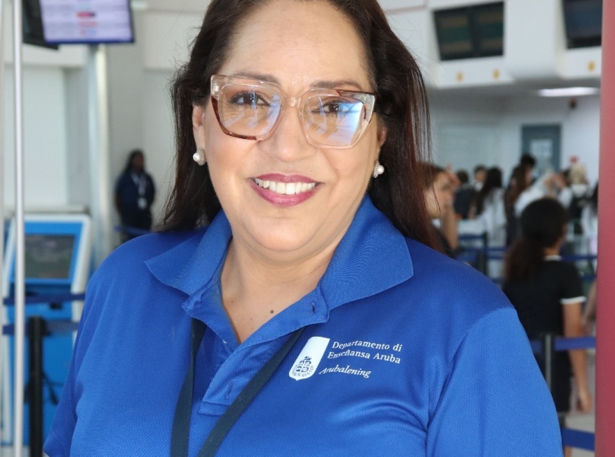 Sharin Croes Dubero a despedi di studiantenan cu a biaha pa Hulanda abordo di e vuelo KLM 767
