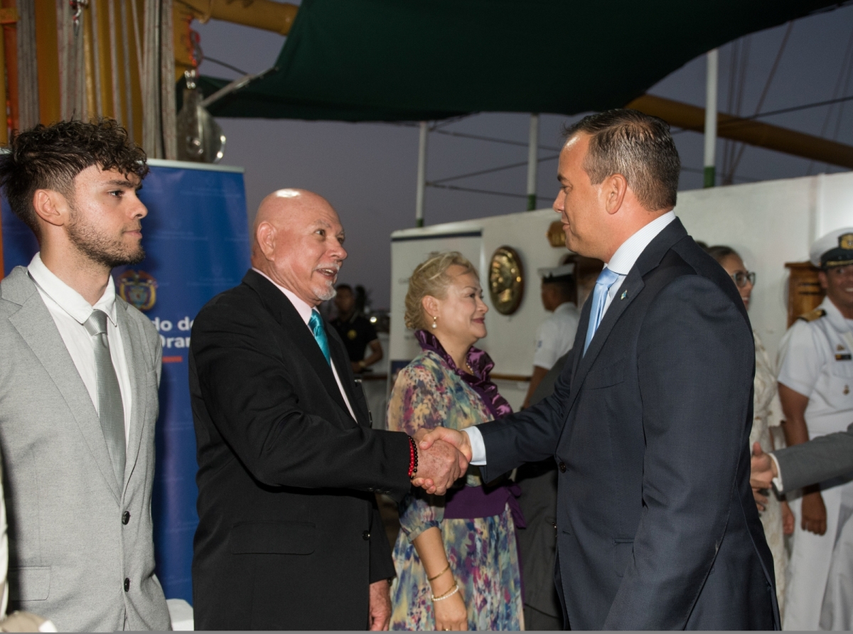 Minister Geoffrey Wever a subraya cooperacion economico durante bishita di Buque Gloria