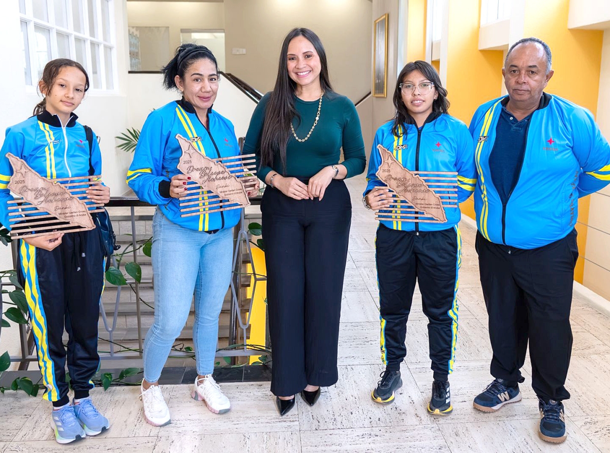 Tres atleta di speed skating a wordo honra door di Ministro