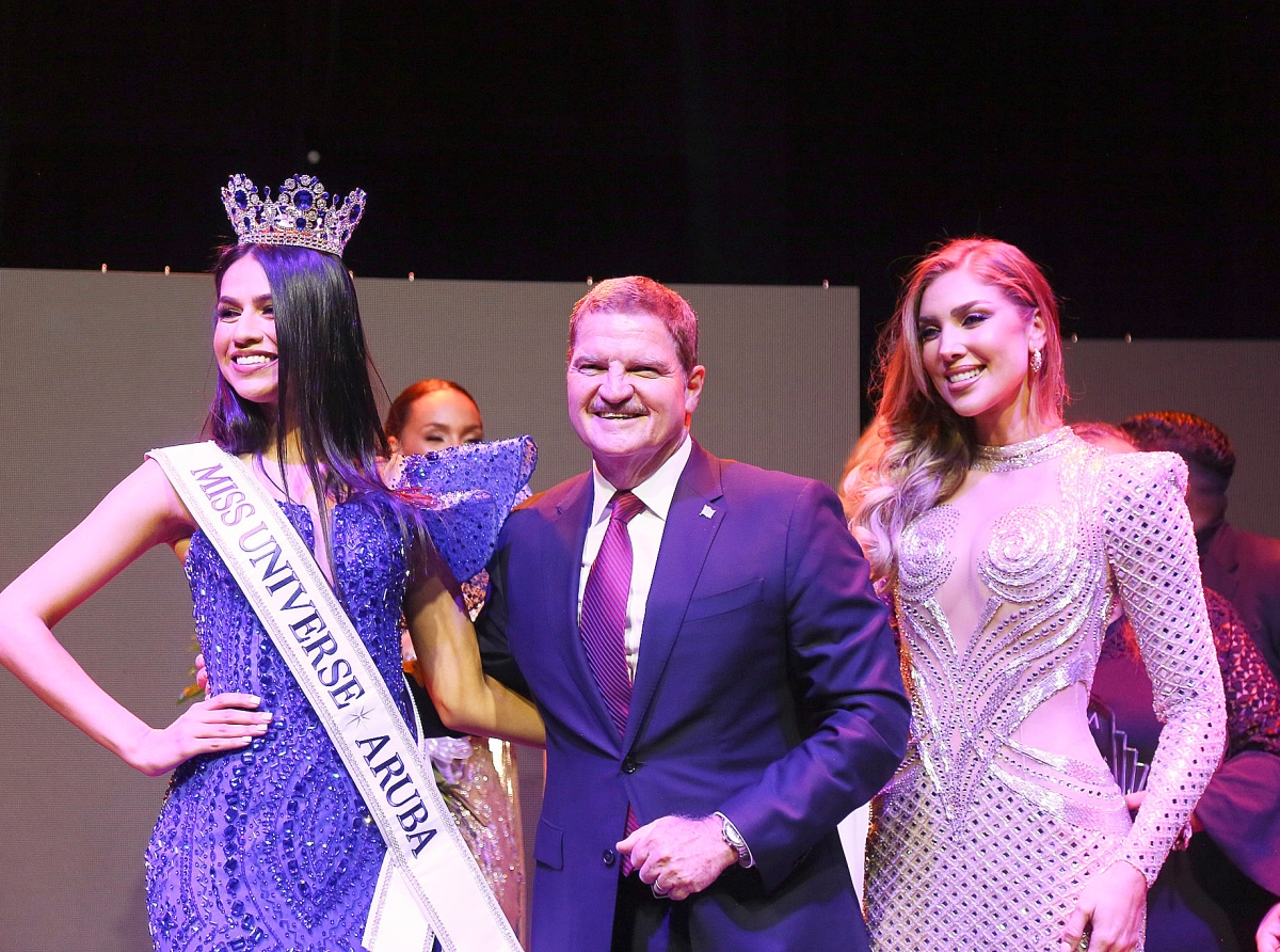 Hannah Arends corona como Miss Universe Aruba 2025