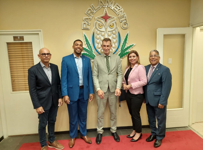 Parlamento di Aruba a reuni cu Secretario Hulandes di estado Van Marum