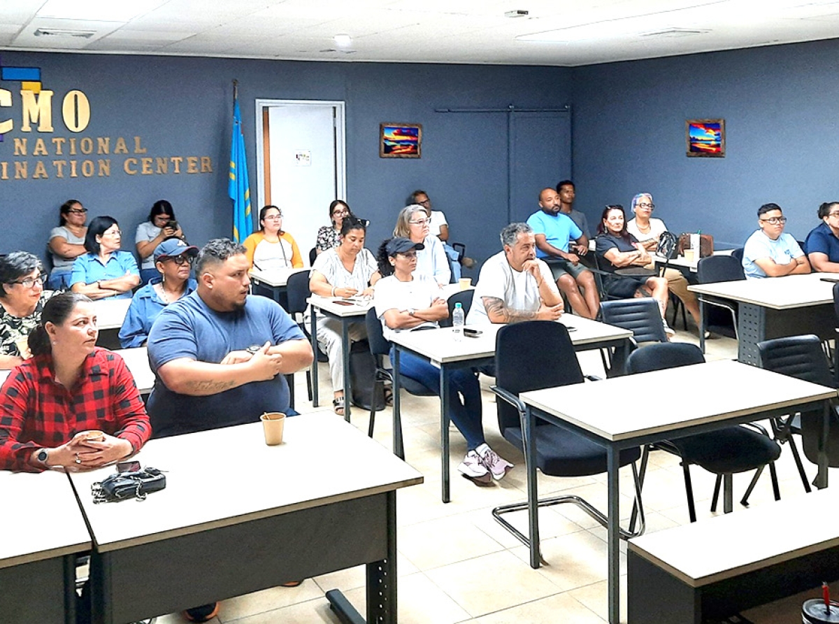 Boluntarionan di Rode Kruis a bishita Crisis Management Office