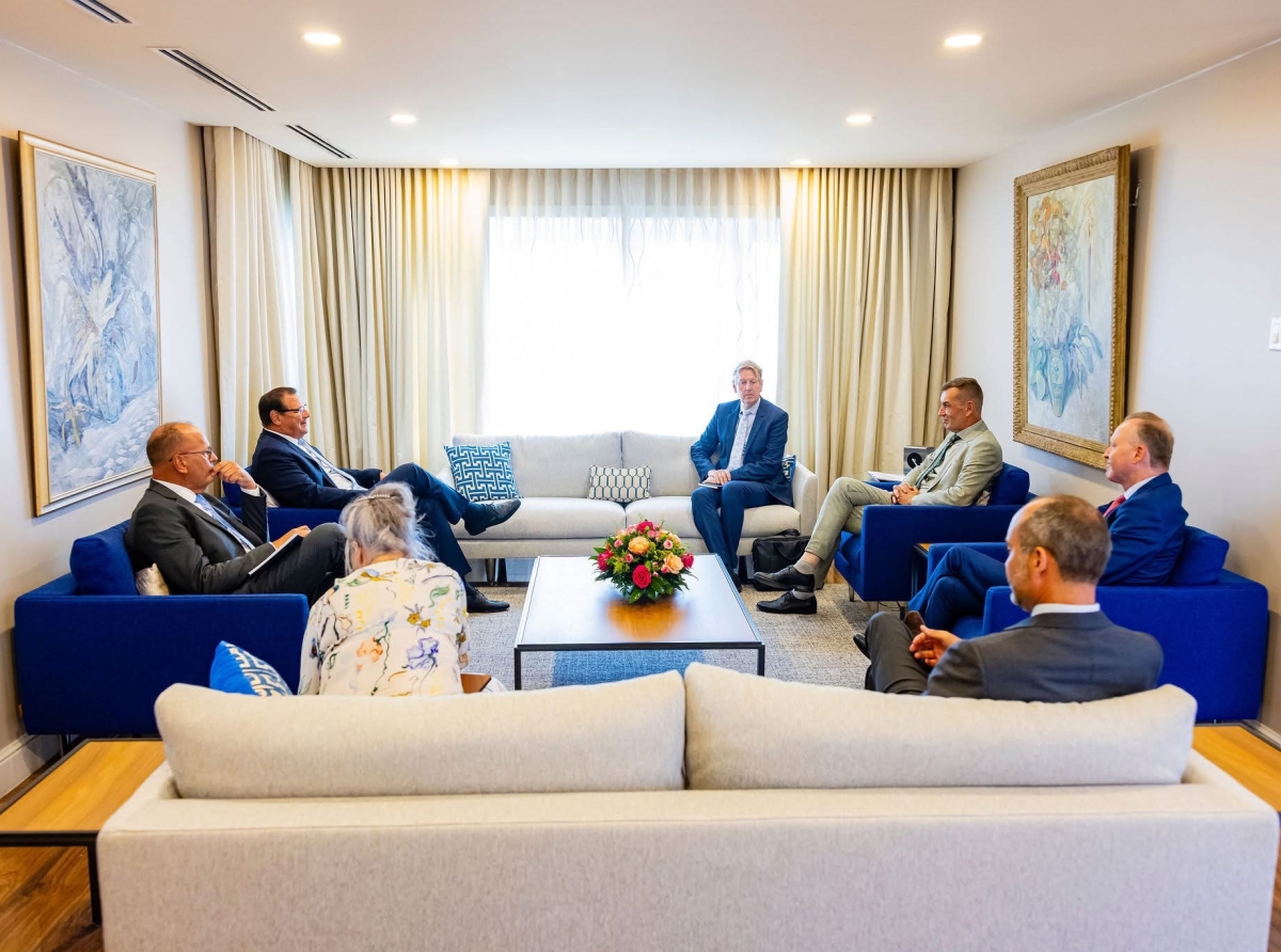 Secretario di Estado di Asuntonan di Reino a bishita Gobernador di Aruba