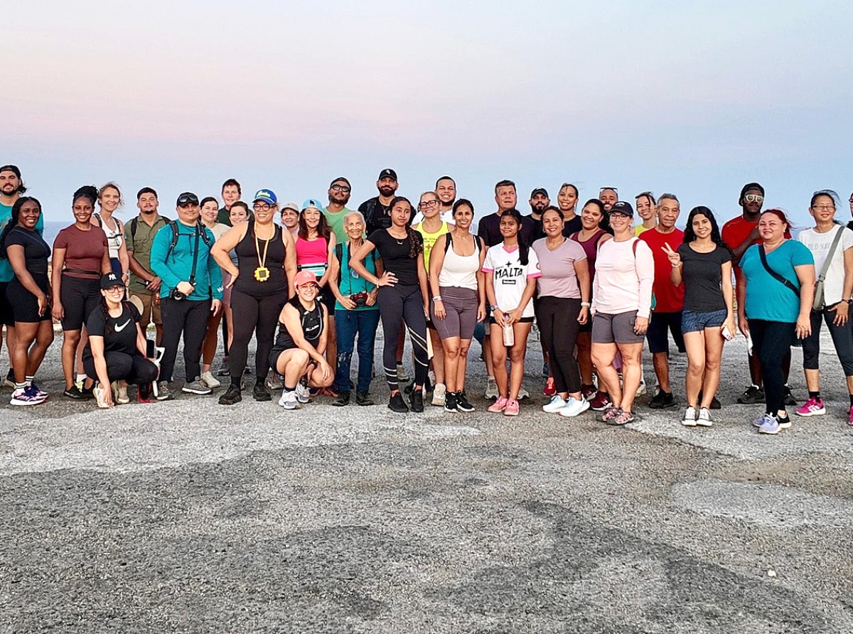 Hopi hende a participa den exitoso ‘Sunset Hike’ na Sero Colorado