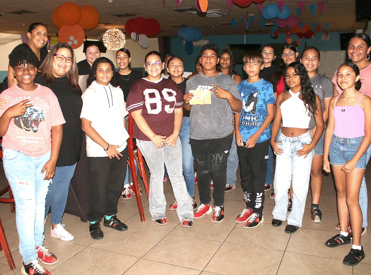 Yiu di empleadonan di Do It Center a bay disfruta na Bowling