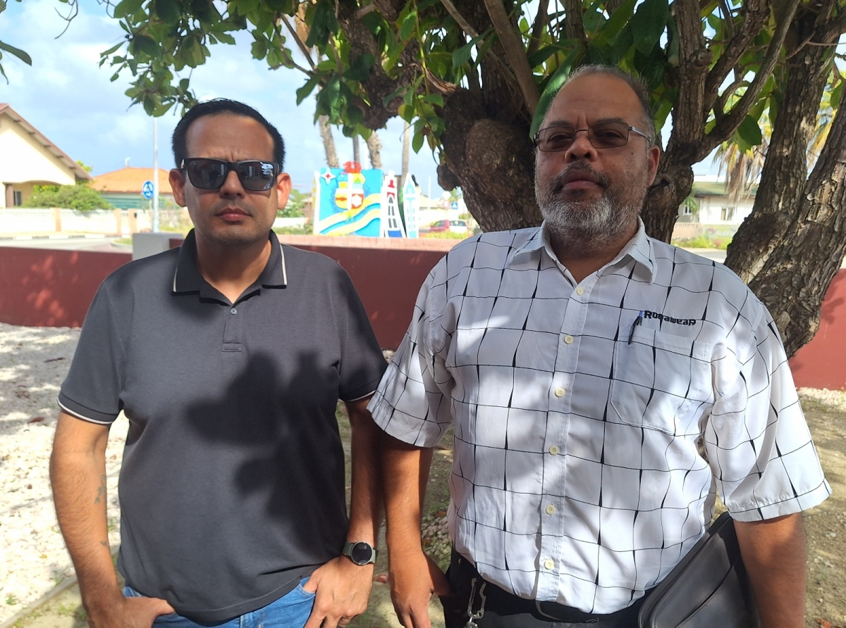 Director di Aduana tin dies aña sinta eynan pero no tin vision ni capacidad