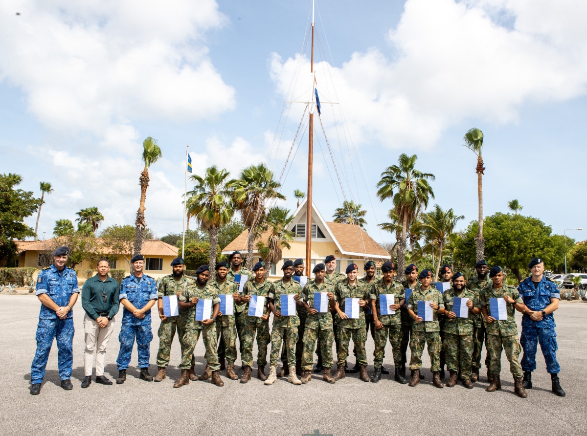 Militarnan di Corsou y Aruba a ricibi certificado Curso di Desaroyo di Maneho