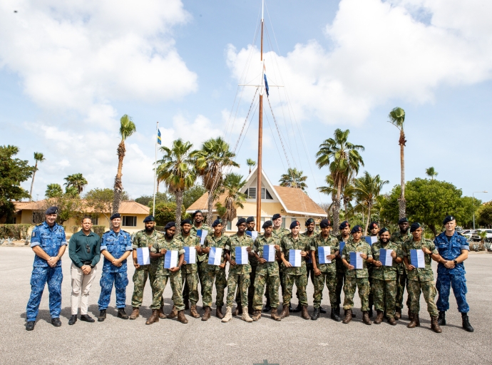 Militarnan di Corsou y Aruba a ricibi certificado Curso di Desaroyo di Maneho