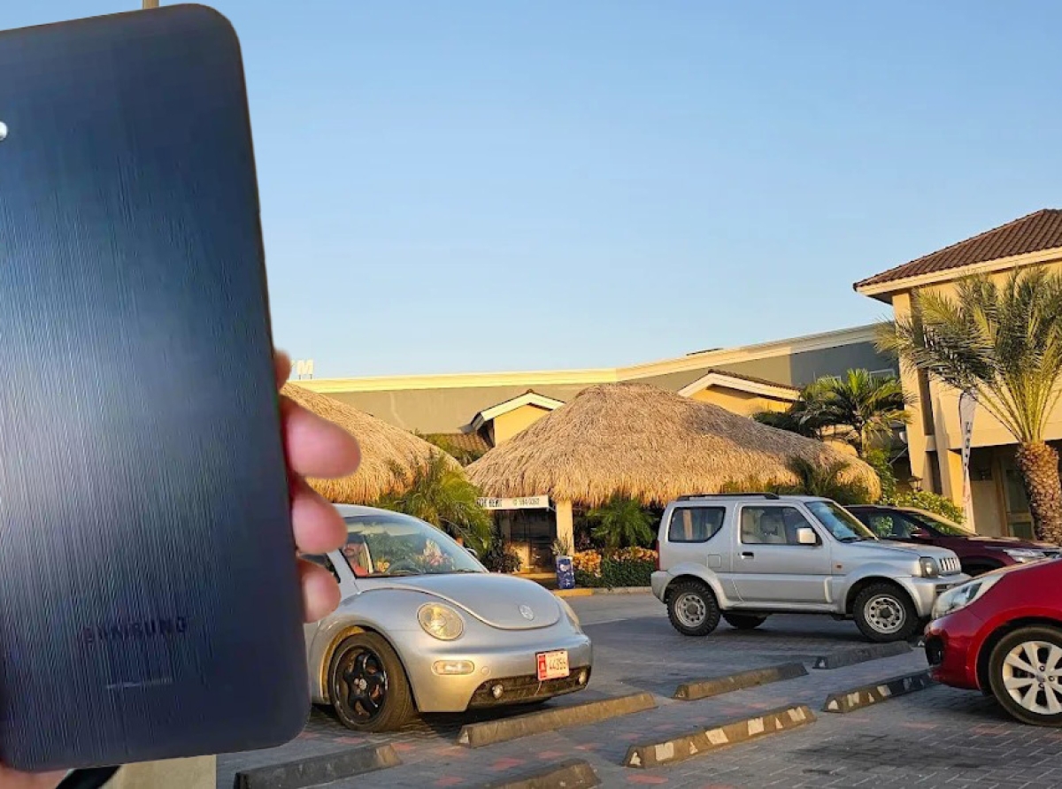 Ciudadano a perde su smartphone den parkinglot di Wayaca Falls Mall