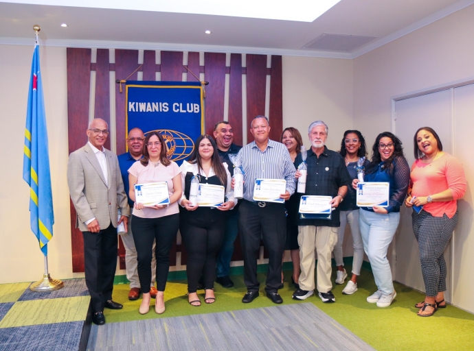 Kiwanis Club of Aruba cu cinco miembro nobo