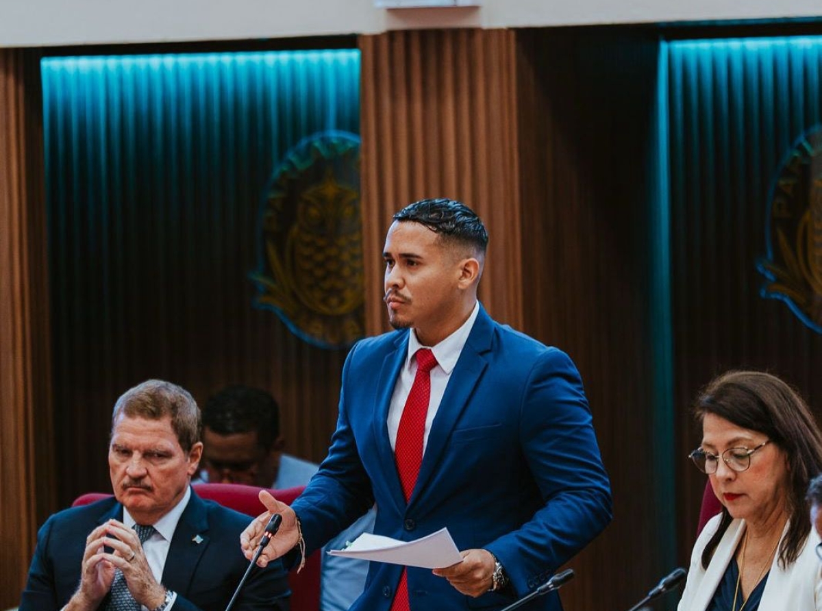 Minister Cicilia cu splicacion detaya riba maneho di turismo y labor