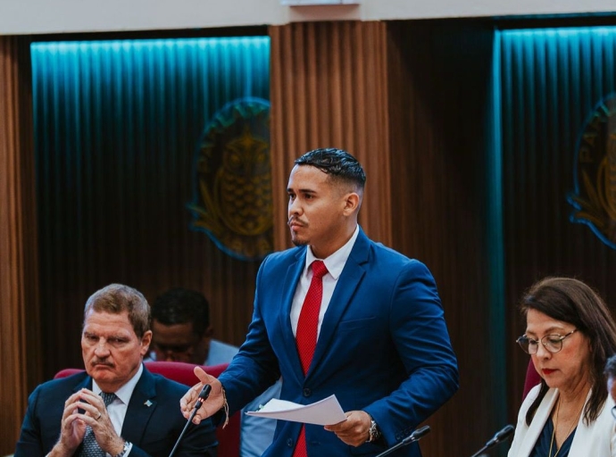 Minister Cicilia cu splicacion detaya riba maneho di turismo y labor
