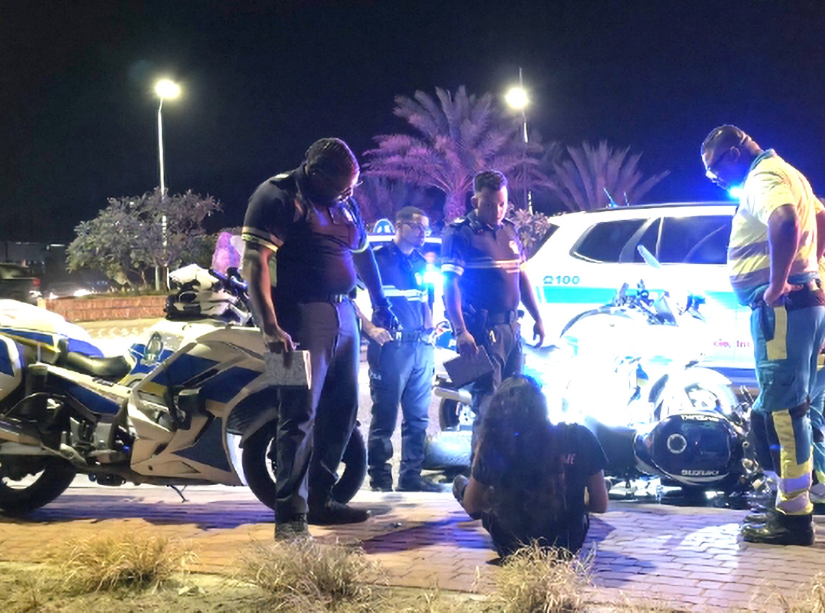 Motociclista cu a huy pa Polis a bay dal den vehiculo