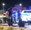 Motociclista cu a huy pa Polis a bay dal den vehiculo
