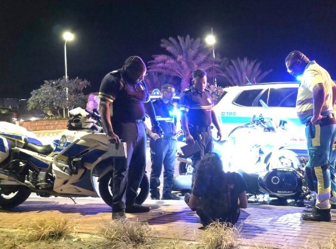 Motociclista cu a huy pa Polis a bay dal den vehiculo