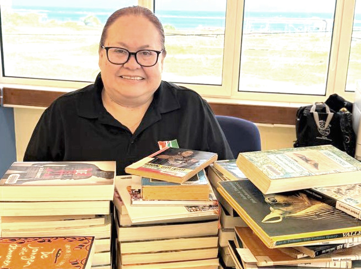 Empleado ehemplar Michelle Roos a celebra 45 aña den servicio di biblioteca