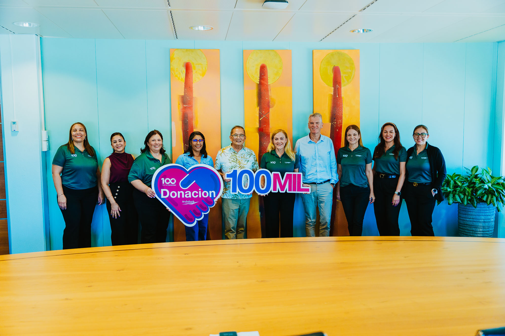 Aruba Bank ta celebra 100 aña cu un donacion di 100.000 Florin na Ban Uni Man Pa Cria Nos Muchanan