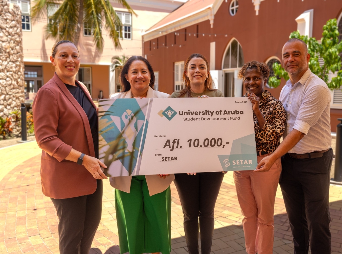 SETAR cu donacion na e Student Development Fund di Universidad di Aruba