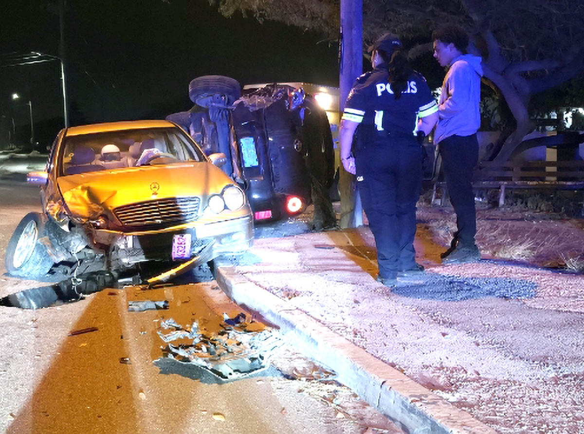 Dos auto den impacto fuerte na Kamay