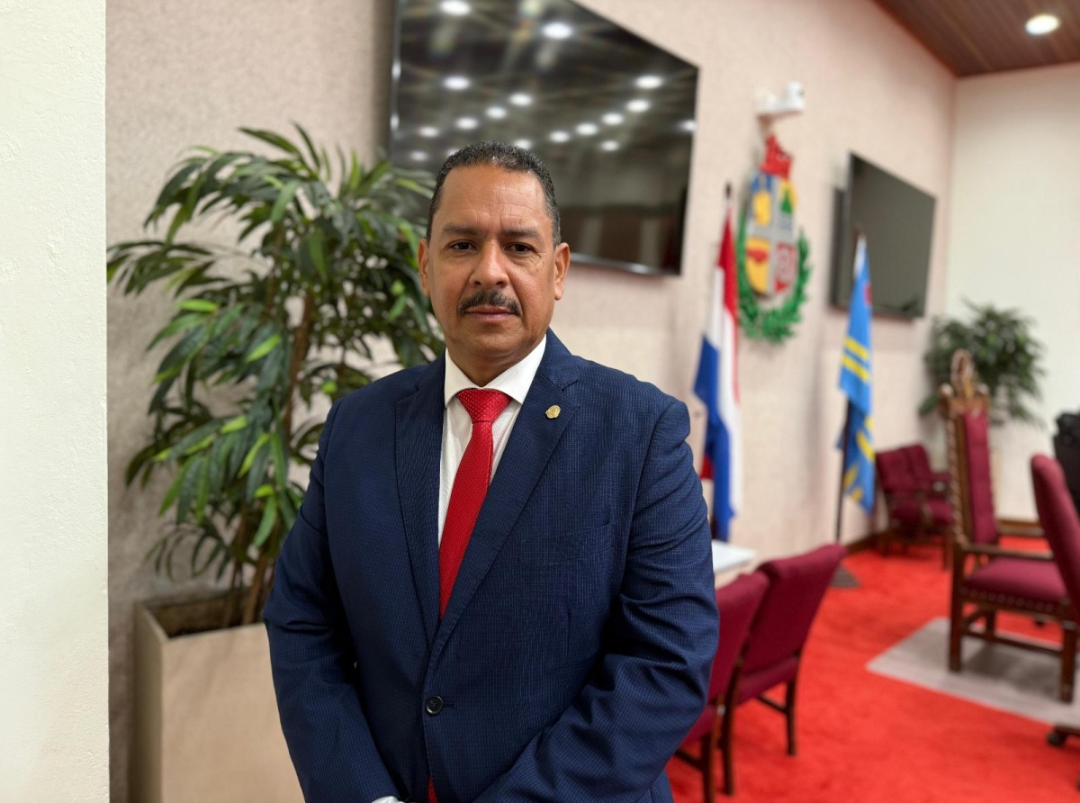 Parlamentario Carlos Bermudez ta insisti cu asfalt no ta un luho pero un necesidad