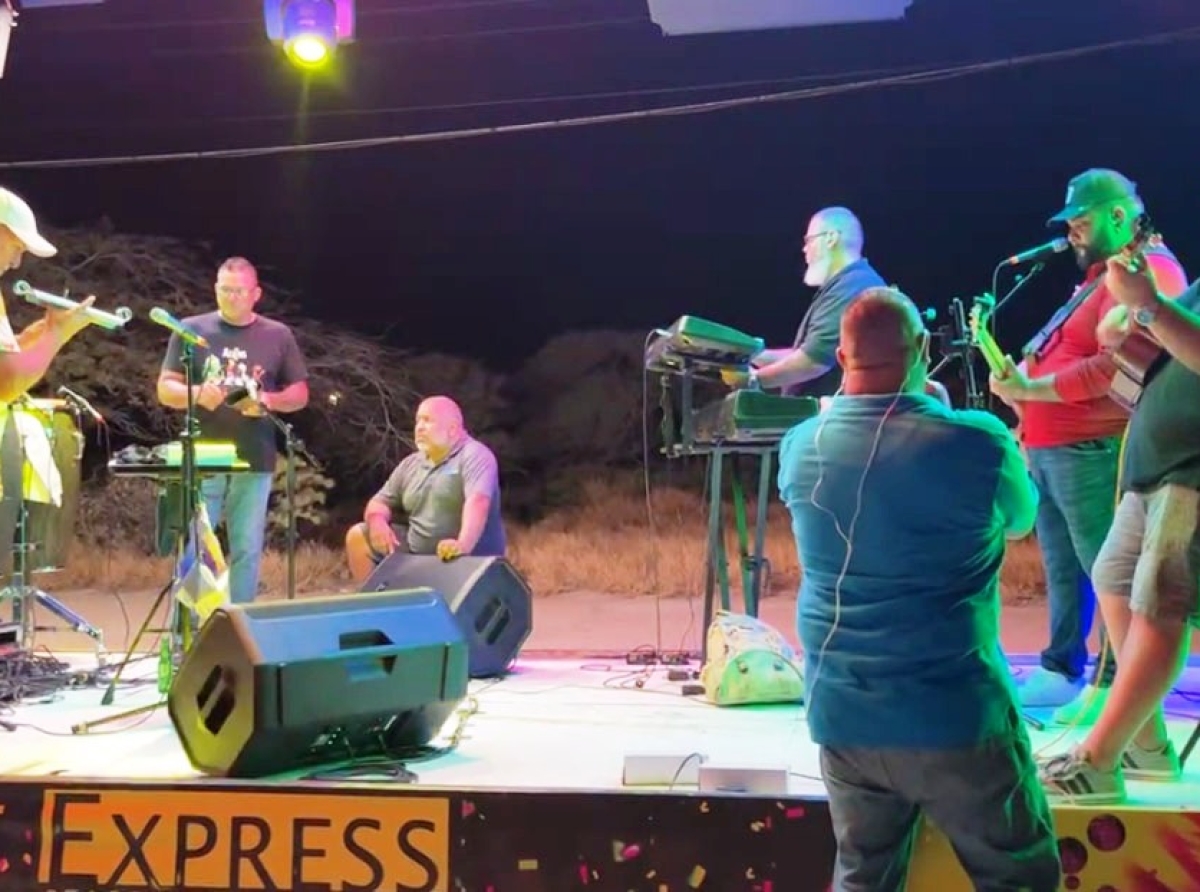 Enkura, banda tipico crioyo nobo cla pa subi caya den Parada di Lanterna y Parada di Folklore Cultural