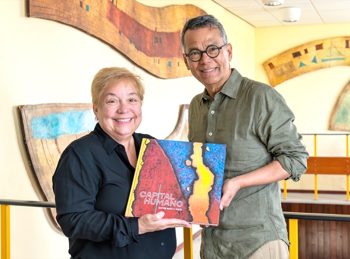 Ex-Ministro Dr. Tico Croes a entrega su buki na Biblioteca