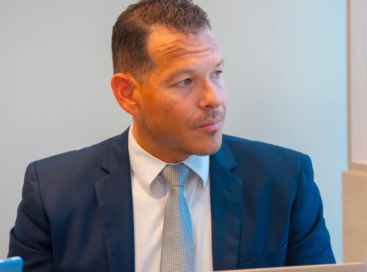    A bolbe manda casi 50 pregunta na minister Wyatt Ras tocante cuido di adiccion