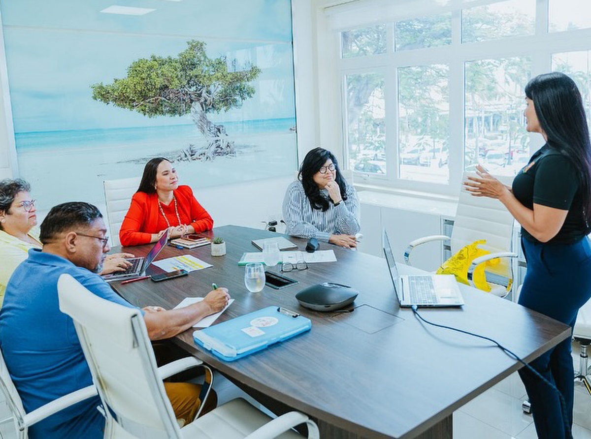 Trabao admirabel di Brighter Future Academy a wordo presenta cerca Ministro Gerlien Croes