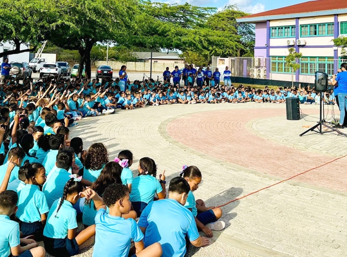 Colegio Conrado Coronel a planta mata di mango na honor di docente Walter