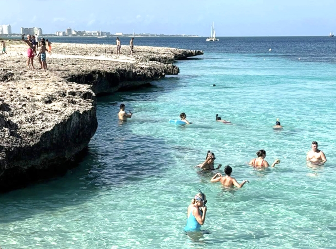 Aumento den Turismo a fomenta crecimento di e Economia Arubano den 2024