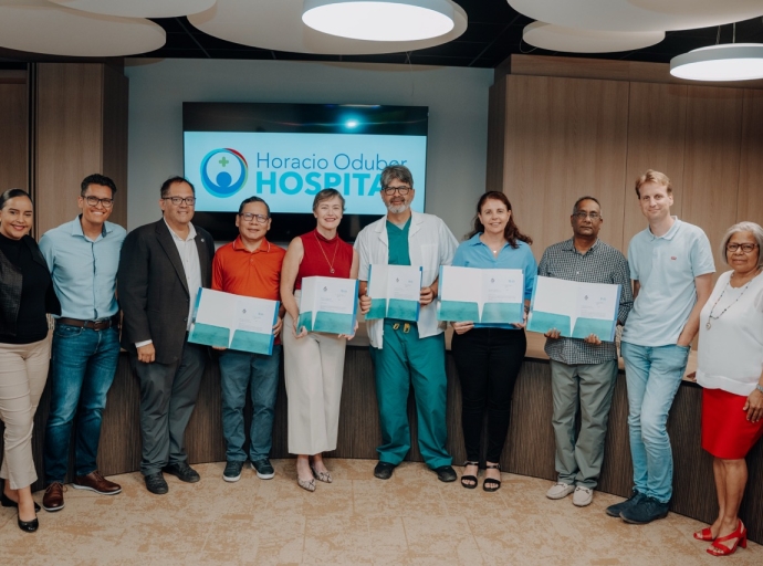 Un grupo di specialista medico a ricibi exitosamente nan certificacion ARUBIG
