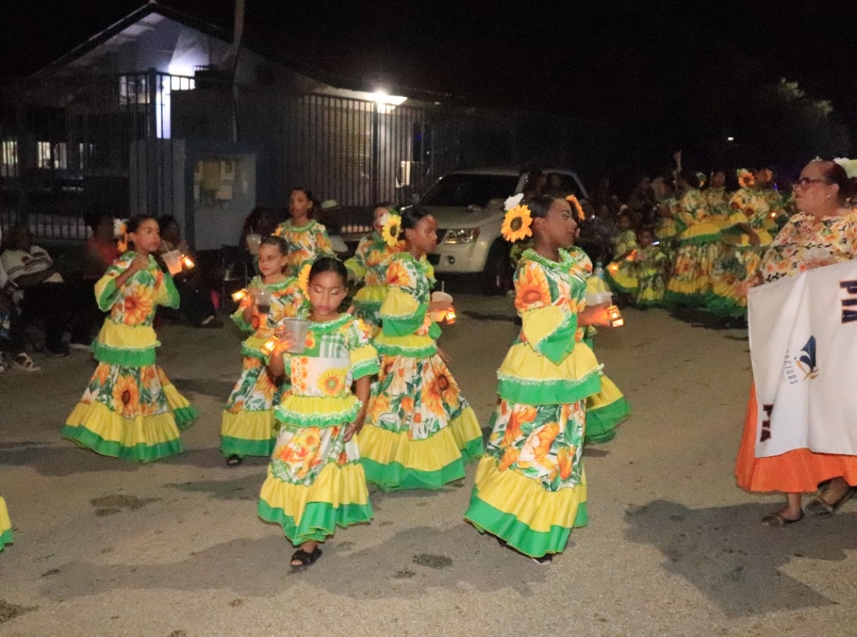 Bunita, colorido y alegre Parada di Lanterna na Bario Brazil