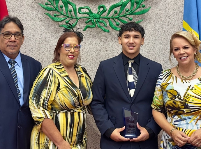 Richard Ri-Angelo ta e prome hoben pa gana e premio ‘Hala di Shoco’ di Parlamento