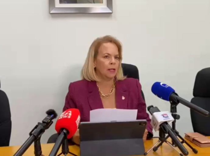 Parlamentario Evelyn Wever-Croes ta señala erornan den e Consensus Rijkswet cu AVP-FUTURO a entrega na Hulanda
