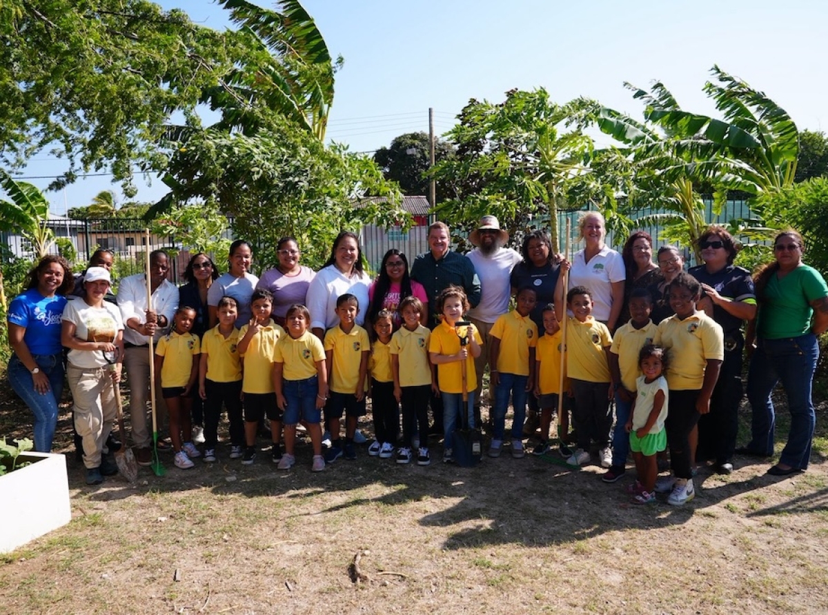 Scol Preparatorio Santa Jacinta tambe a uni na e plan di reforestacion di Aruba