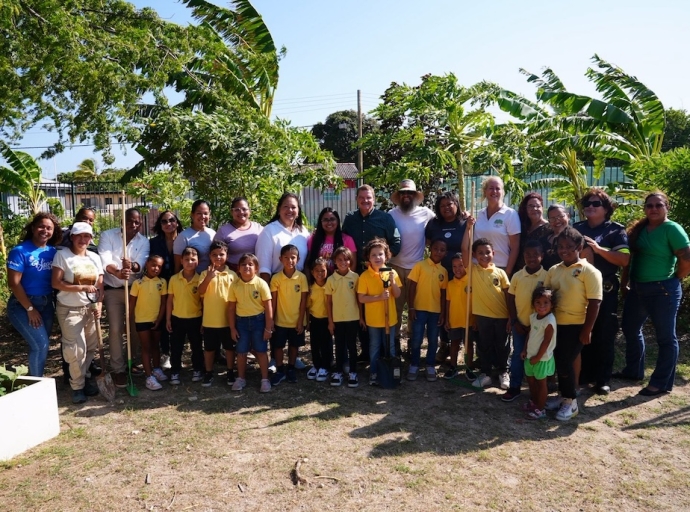Scol Preparatorio Santa Jacinta tambe a uni na e plan di reforestacion di Aruba