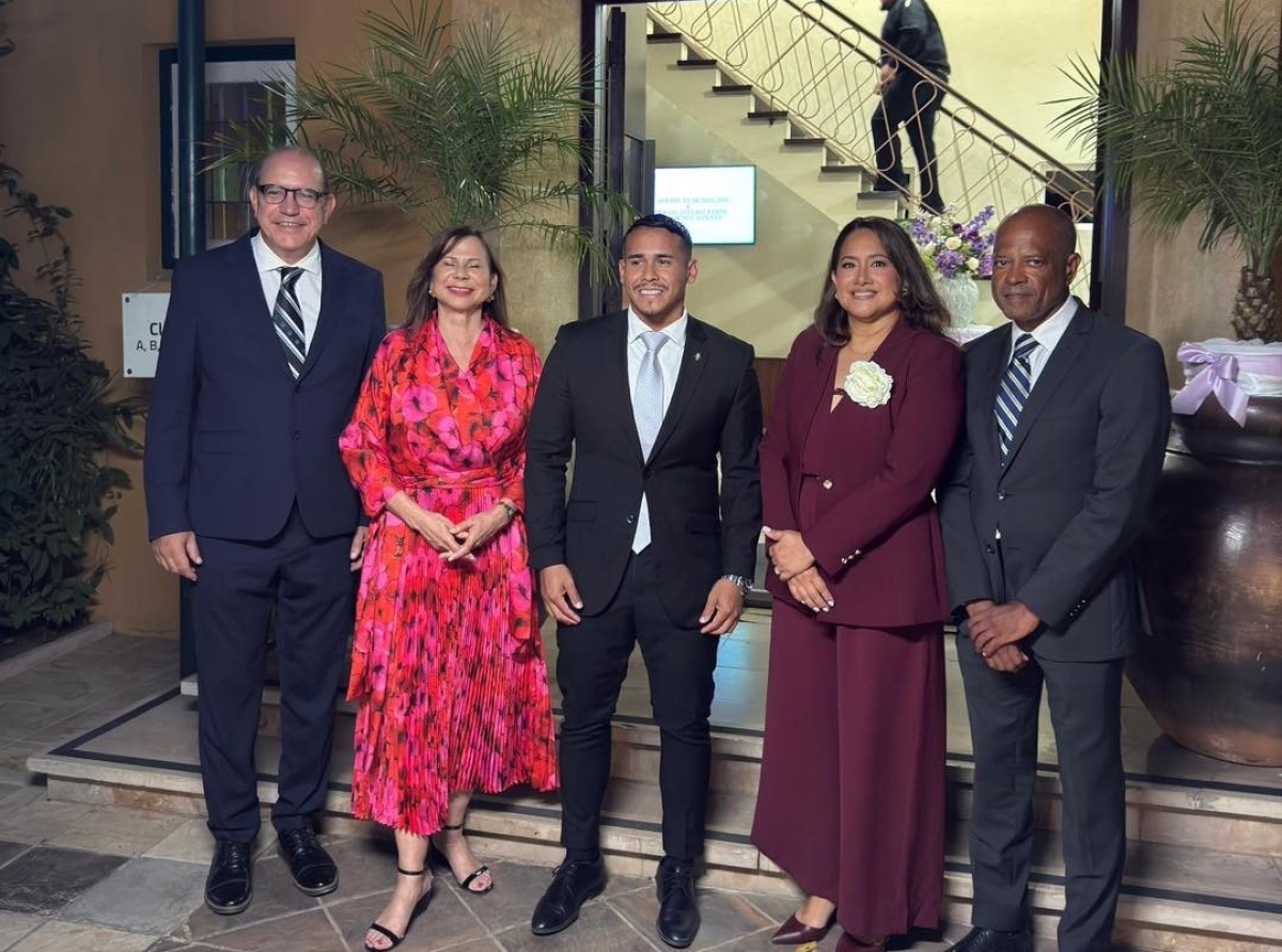 Ministro Wendrick Cicilia a felicita Sue-Ann Lee como Rector nobo di UA