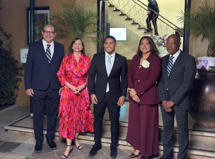 Ministro Wendrick Cicilia a felicita Sue-Ann Lee como Rector nobo di UA