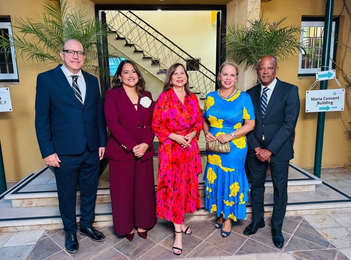 Evelyn Wever-Croes ta felicita Sue-Ann Lee cu su nombramento como Rector nobo di Universidad di Aruba
