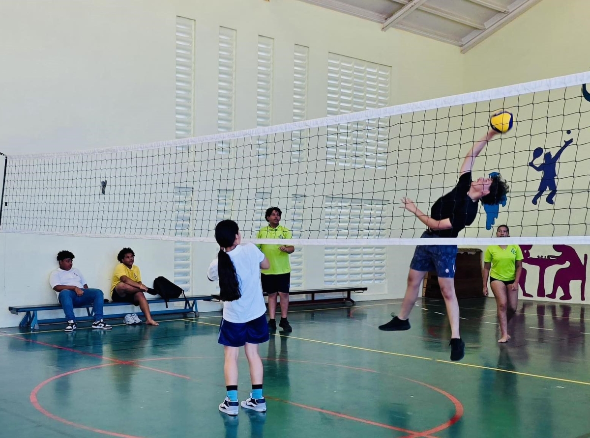Maria College feliz cu Aruba Volleyball Association a yuda cu net