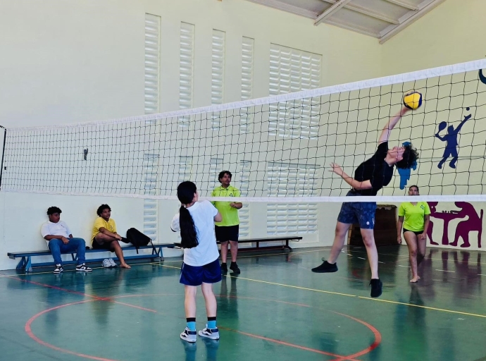 Maria College feliz cu Aruba Volleyball Association a yuda cu net