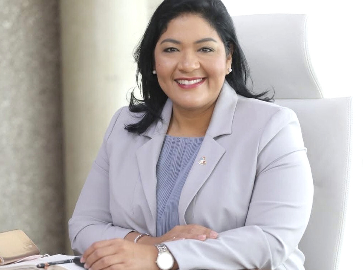 Minister Gerlien Croes gañando veld di enseñansa cu no tin placa pa salario